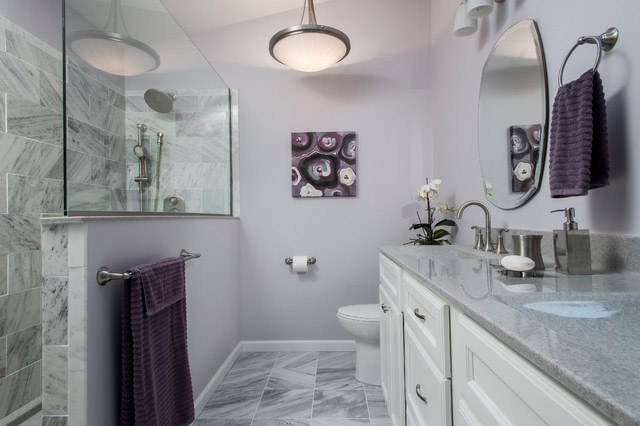 Фиолетовая и серая плитка в ванной
