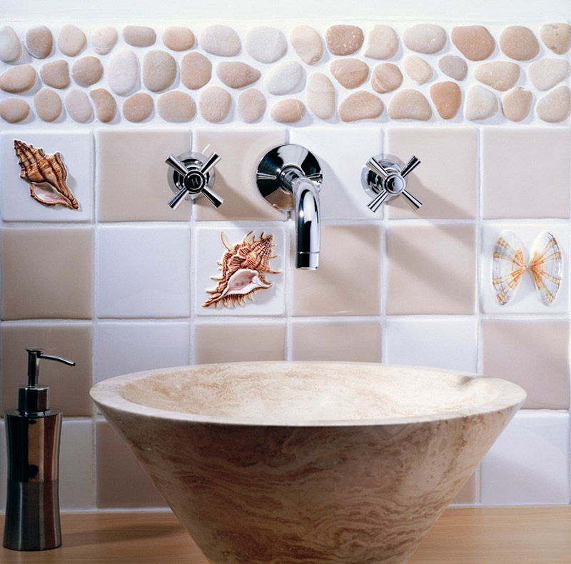 Задекорировать плитку. Декор для ванны. Плитка в ванную с ракушками. Плитка с декором в ванную комнату. Керамическая плитка с ракушками.