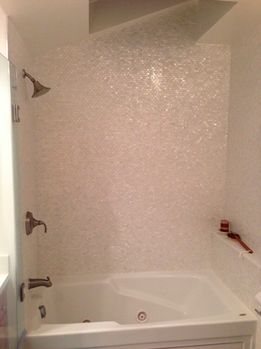 Пример перламутровой мозаики в ванной