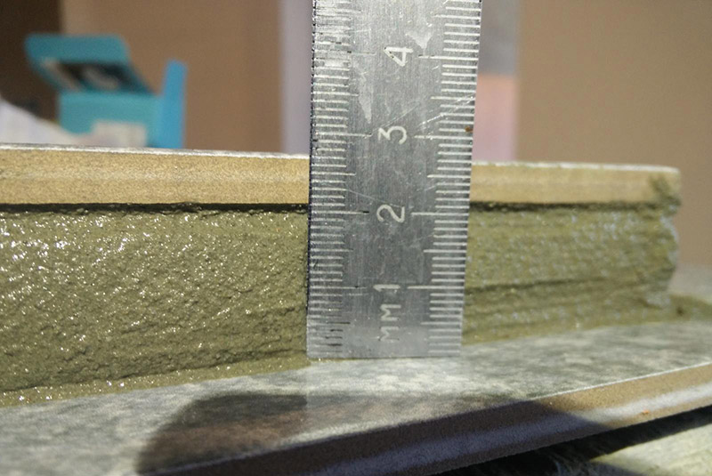 Толщина плиточного клея в 2 см
