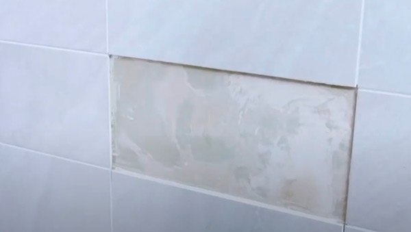 Как правильно приклеить плитку в ванной на стену, если она отвалилась: шаги и рекомендации