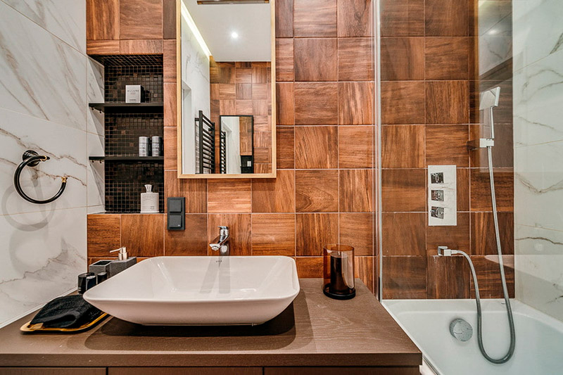 Плитка для ванной под дерево в интерьере (56 фото) - дизайн, фото отделки  ванной комнаты под дерево