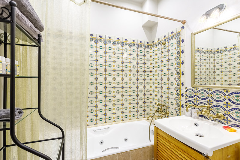 Размещение плитки в ванной с орнаментом