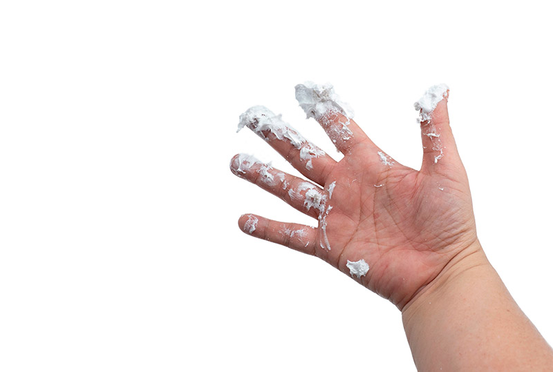 Испачканная кожа руки в силиконовом герметике